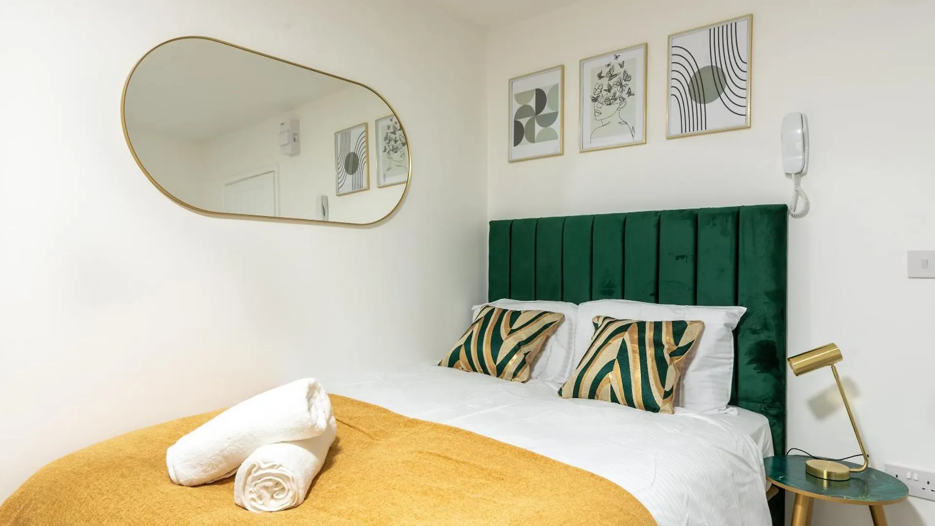 Cosy Cardiff Apartments - Garden Lounge