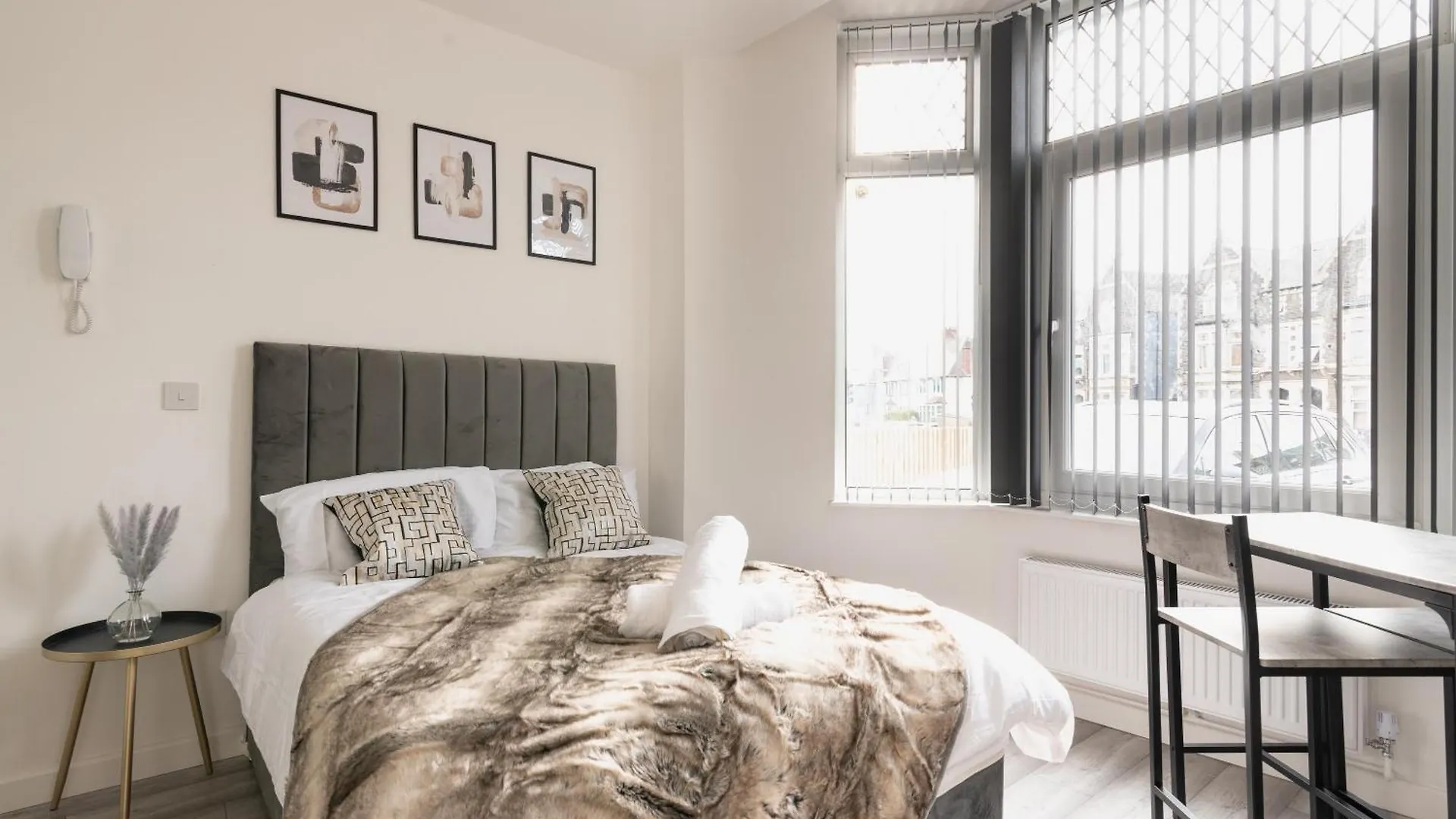 Cosy Cardiff Apartments - Garden Lounge