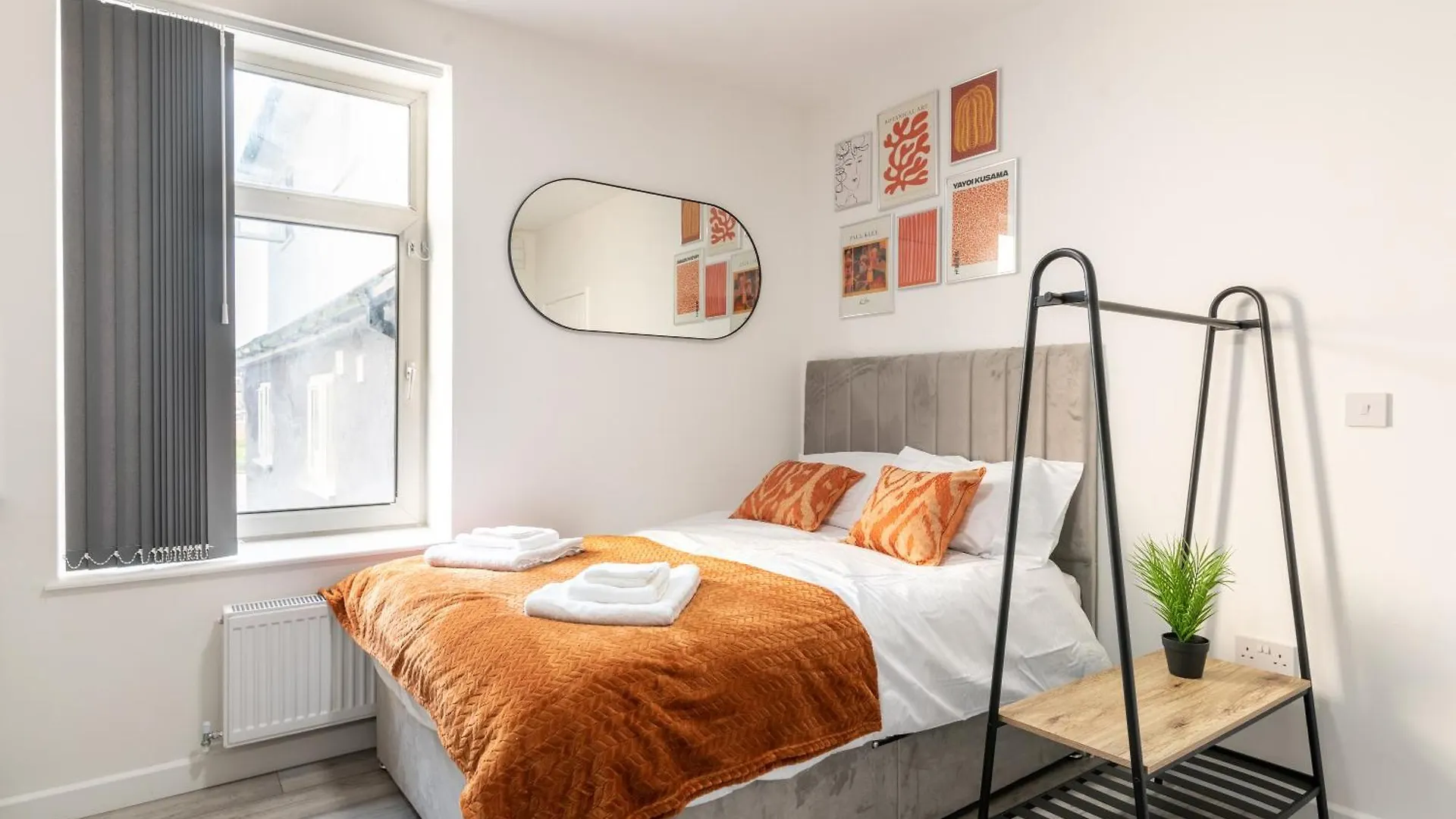 Cosy Cardiff Apartments - Garden Lounge
