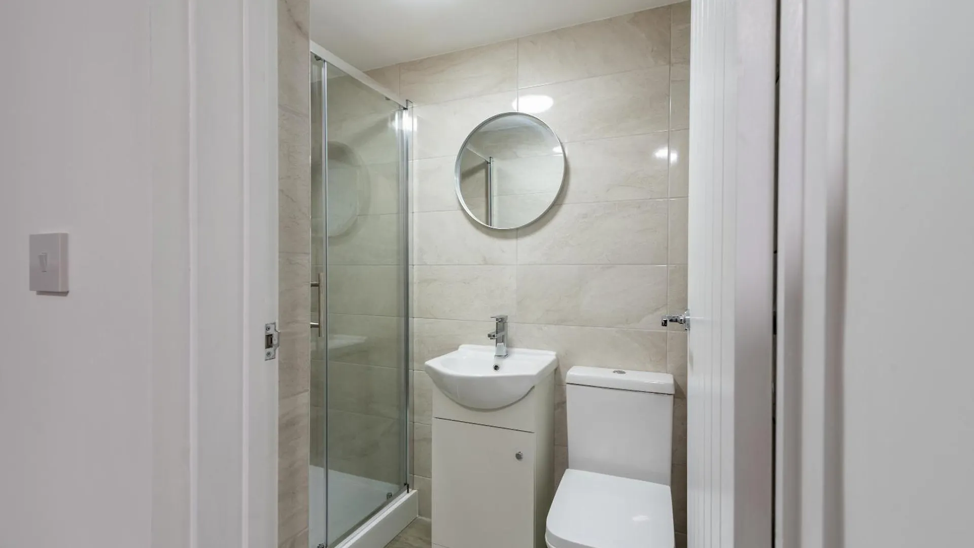 Cosy Cardiff Apartments - Garden Lounge